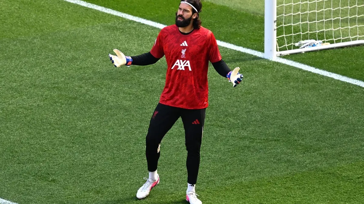 Novo treinador do Liverpool, Iraola crava que Alisson não será vendido