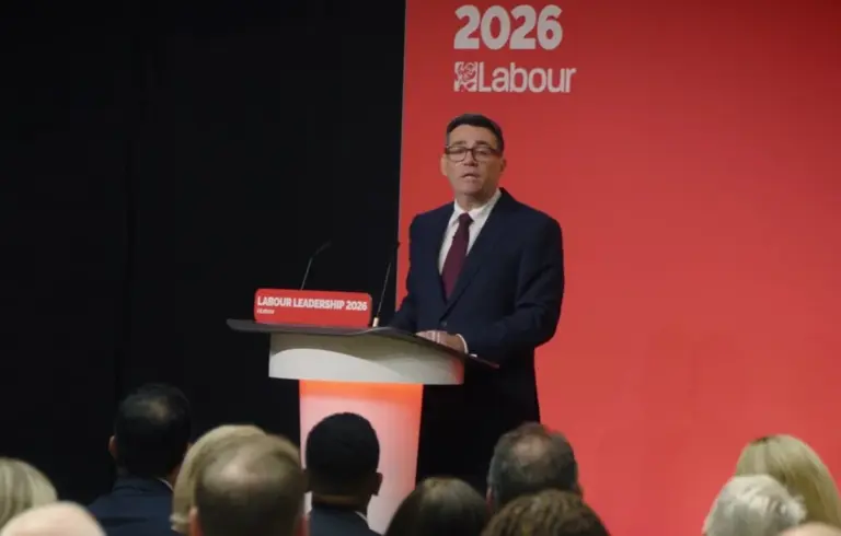 Burnham assume cargo de primeiro-ministro do Reino Unido nesta segunda