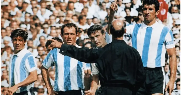 Morre Antonio Rattín, cuja expulsão motivou a criação de cartões no futebol