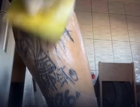 Torcedor tenta apagar tatuagem do hexa após queda do Brasil