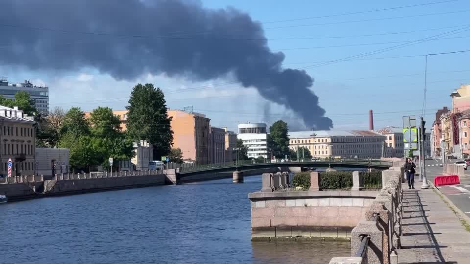 Ataque de drones ucranianos provoca incêndio em instalação industrial russa Ataque de drones ucranianos provoca incêndio em instalação industrial russa