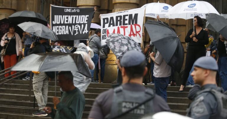 Negros tem 4 vezes mais chances de serem mortos pela polícia, diz estudo