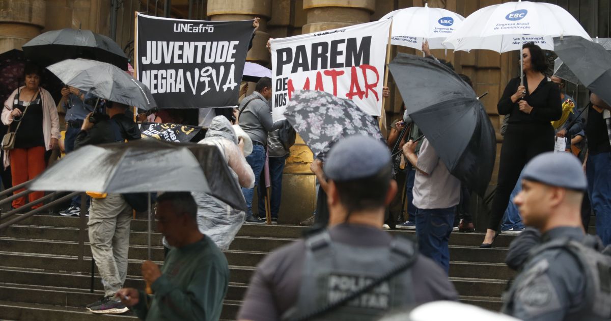 Negros tem 4 vezes mais chances de serem mortos pela polícia, diz estudo Negros tem 4 vezes mais chances de serem mortos pela polícia, diz estudo