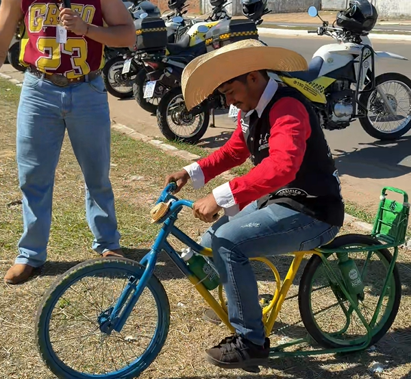 Morador rebaixa bicicleta para participar da cavalgada da Expoacre Juruá