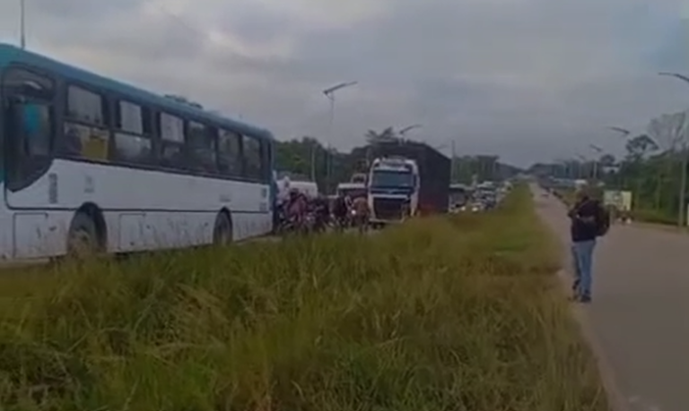 A interdição afetou o trânsito nos dois sentidos da BR-364.