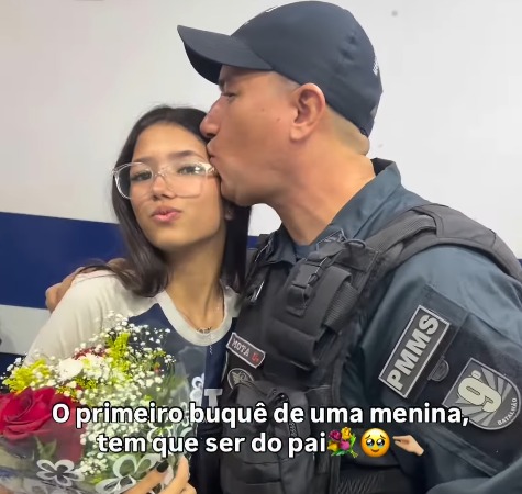 Pai emociona ao surpreender filha de 14 anos com primeiro buquê de flores
