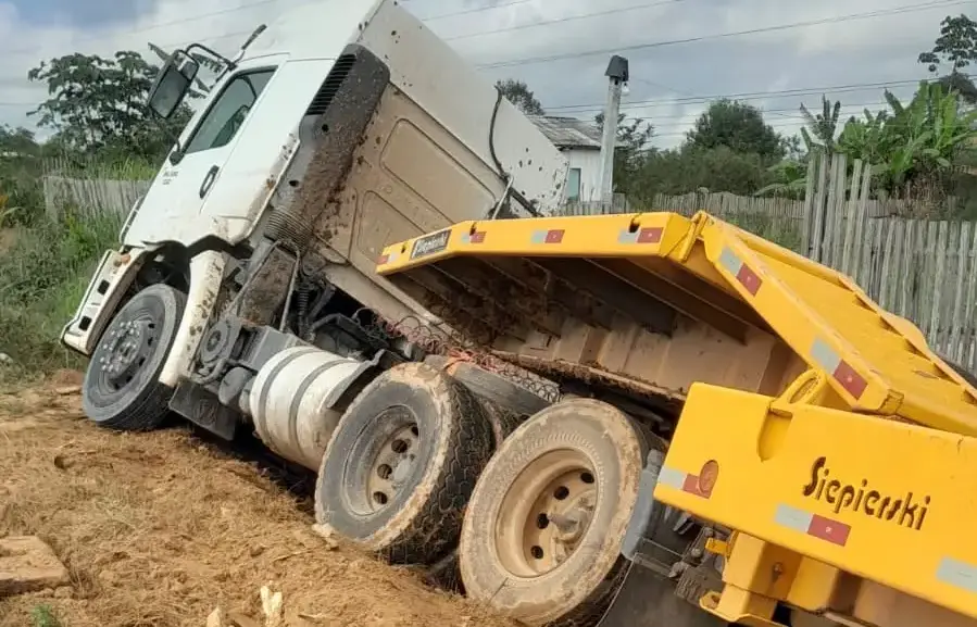 Veículo tomba às margens da estrada Mário Lobão, em Sena Madureira