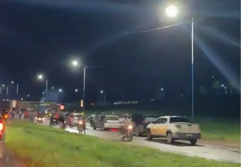 Caminhão boiadeiro segue tombado e bloqueia tráfego na BR-364 em Rio Branco