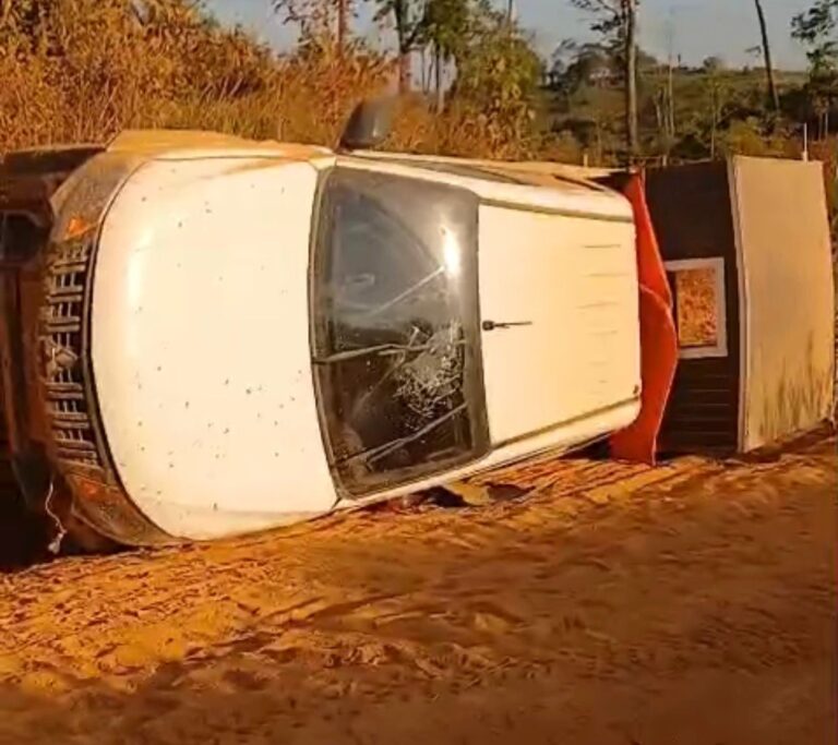 Caminhonete tomba em ramal na zona rural de Sena Madureira