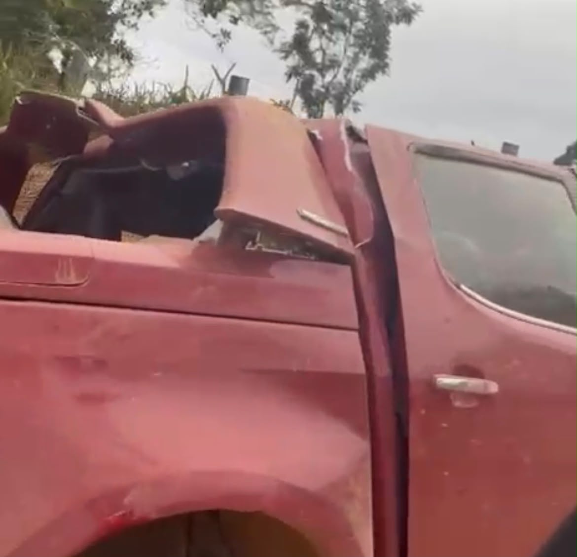 Motorista fratura costelas após capotar caminhonete ao desviar de capivara na BR-317
