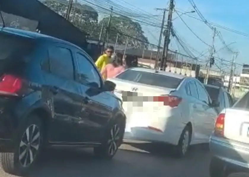 Engavetamento causa congestionamento em avenida de Rio Branco