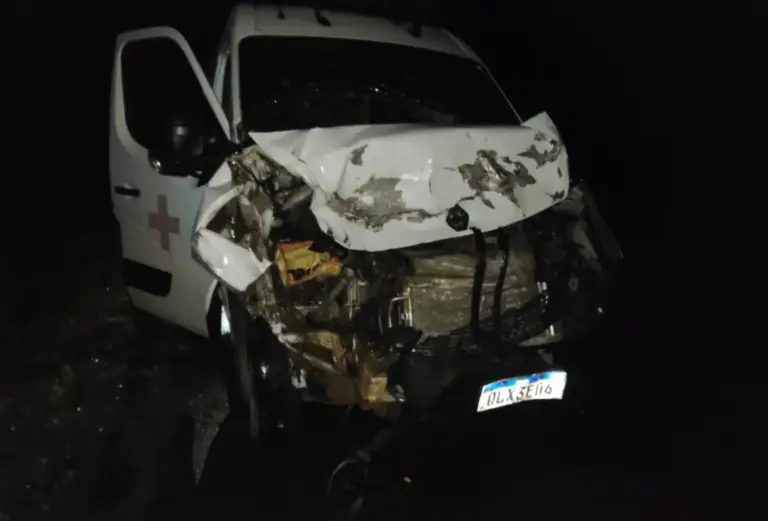 Ambulância de Feijó bate em boi na BR-364 e fica com a frente destruída