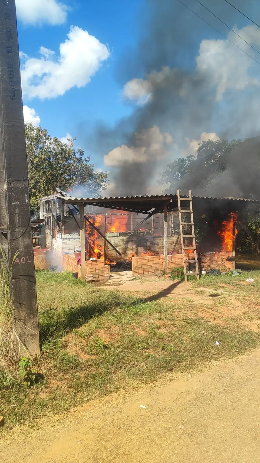 Família perde tudo após incêndio destruir casa e pede ajuda