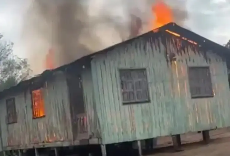 Fogo destrói parte de casa no interior do Acre; bombeiros foram acionados