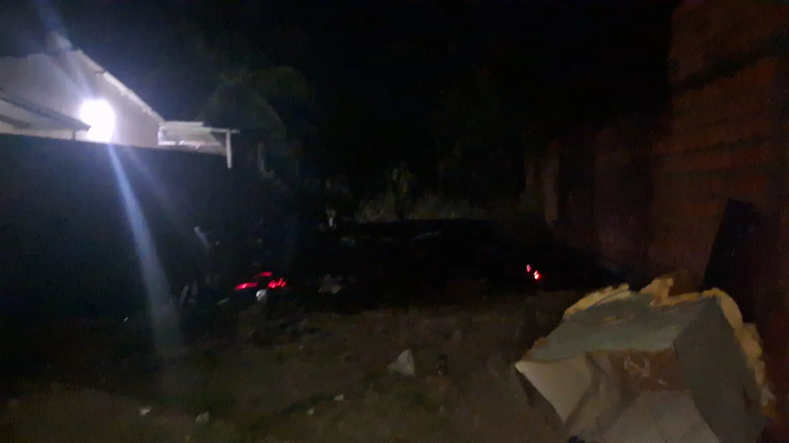 Casa é destruída por incêndio e polícia apura possível ação criminosa Casa é destruída por incêndio e polícia apura possível ação criminosa