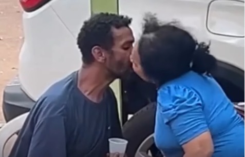Vídeo de casal trocando beijos em praça viraliza e conquista internautas