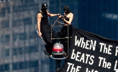 Casal é preso após escalar Empire State para protesto e pedido de casamento Casal é preso após escalar Empire State para protesto e pedido de casamento