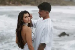 Gabriel Medina anuncia gravidez de Isabella Arantes no casamento