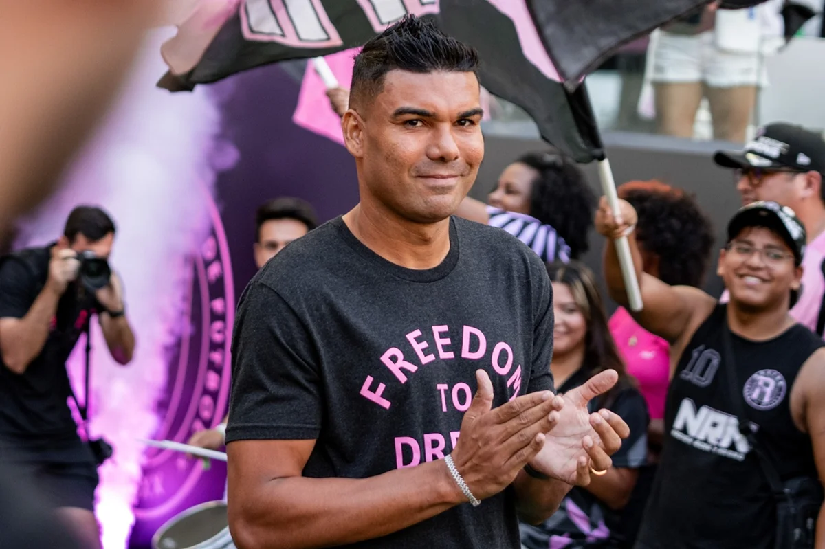 Casemiro vira alvo de duras críticas após classificar Messi como “Deus do futebol”