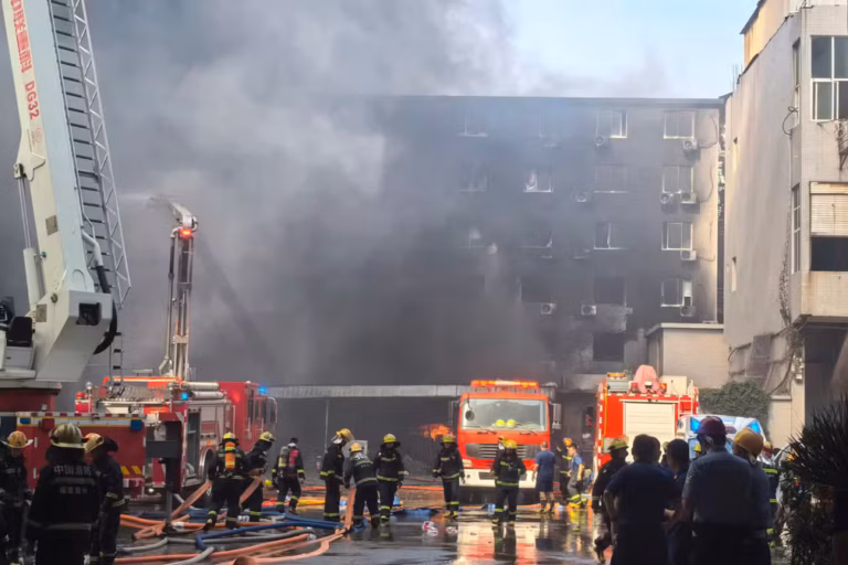 Tragédia na China: incêndio em fábrica de sapatos mata 28 pessoas