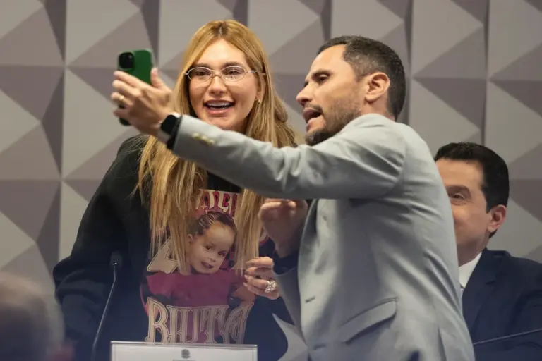 'Fui um idiota', diz Cleitinho sobre foto com Virginia em comissão que investigou apostas