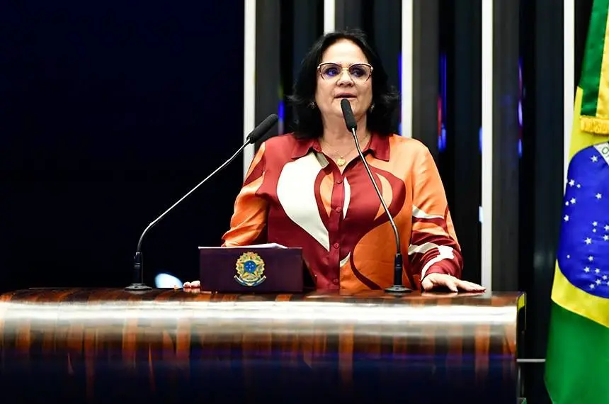 Damares pede fim do “fogo amigo” e sai em defesa de Michelle Bolsonaro