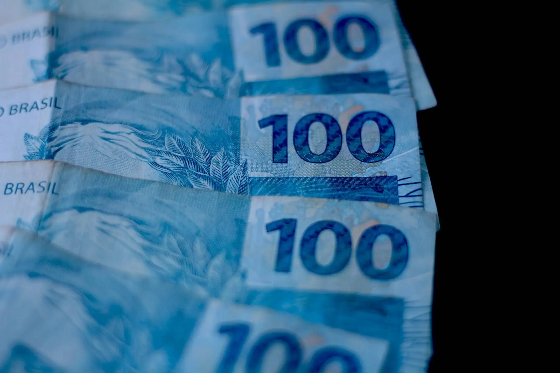 Taxas dos DIs sobem com Oriente Médio e noticiário político no radar