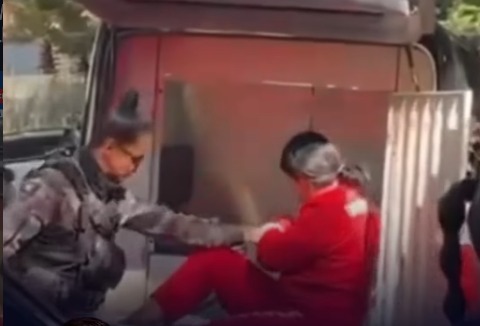 Diarista volta à cena do crime durante reconstituição da morte de casal de idosos