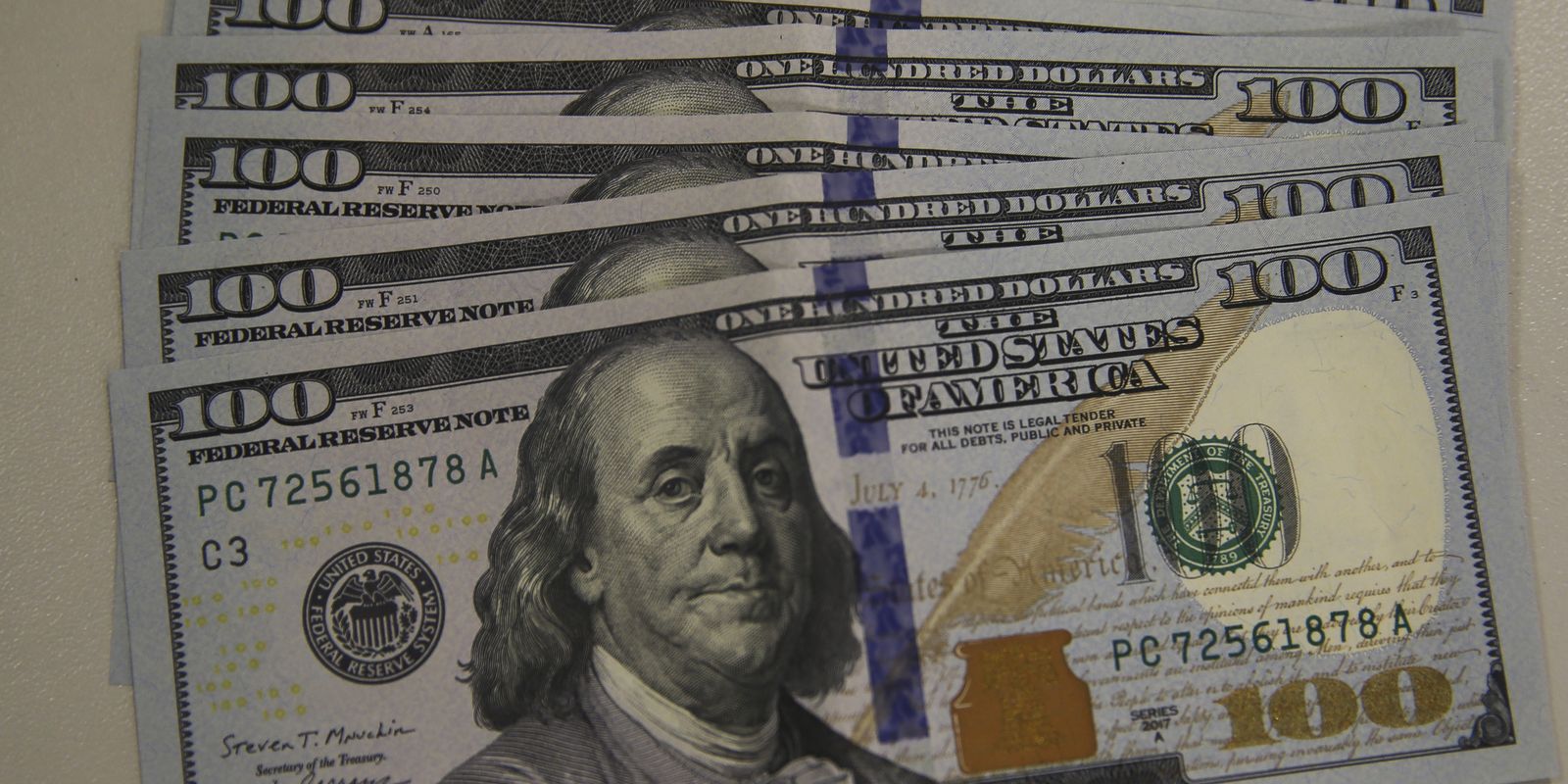 Dólar cai a R$ 5,13, e bolsa recua em dia de ajuste no mercado Dólar cai a R$ 5,13, e bolsa recua em dia de ajuste no mercado