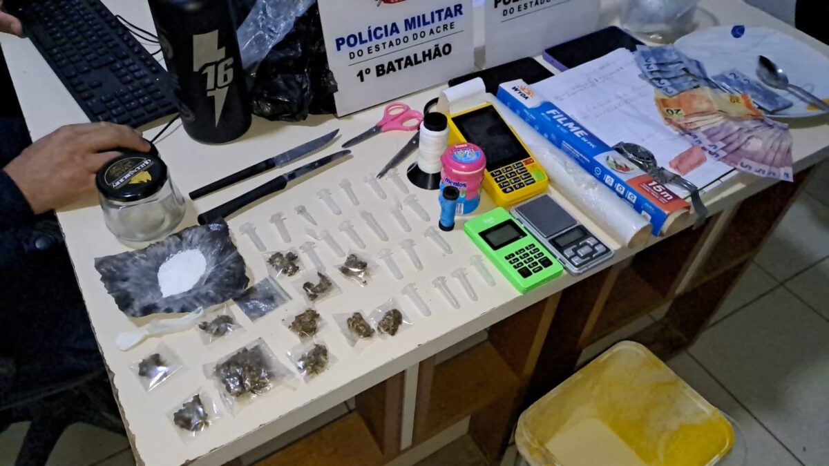 a equipe encontrou diversas porções de drogas já fracionadas e prontas para a venda