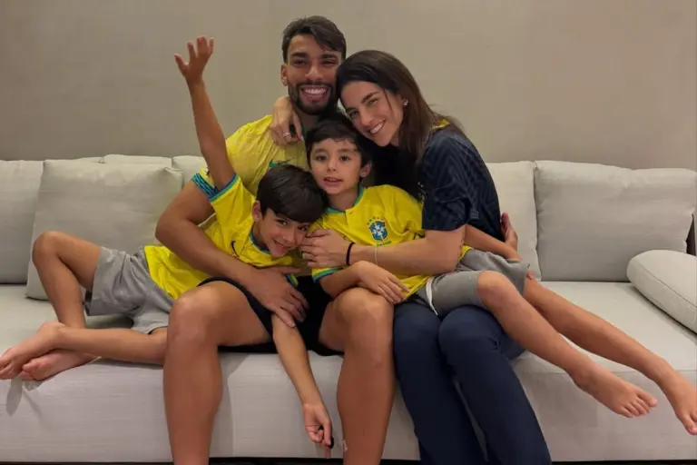 Paquetá é consolado pela família após eliminação do Brasil
