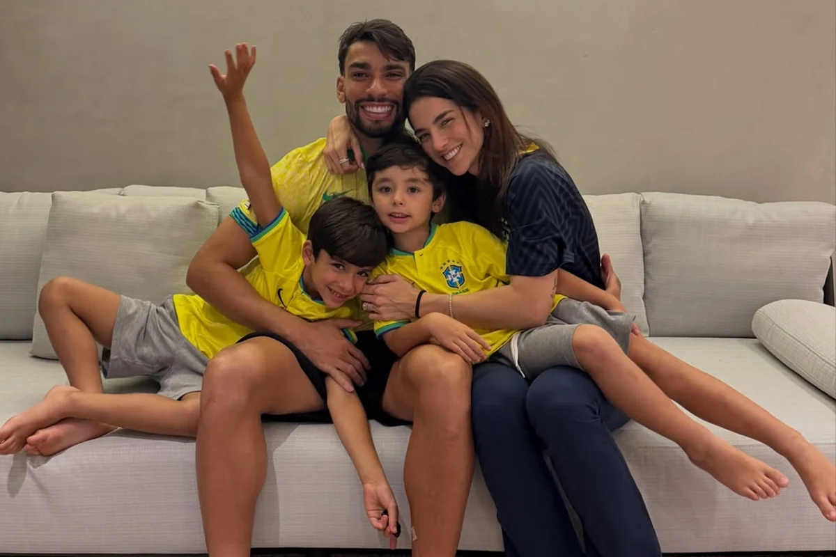 Paquetá é consolado pela família após eliminação do Brasil Paquetá é consolado pela família após eliminação do Brasil