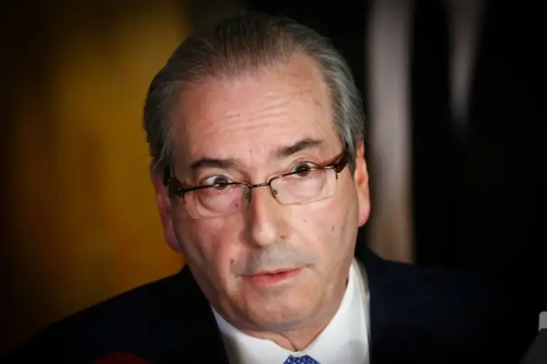 Dino bloqueia R$ 6,1 milhões de Eduardo Cunha por emendas clandestinas