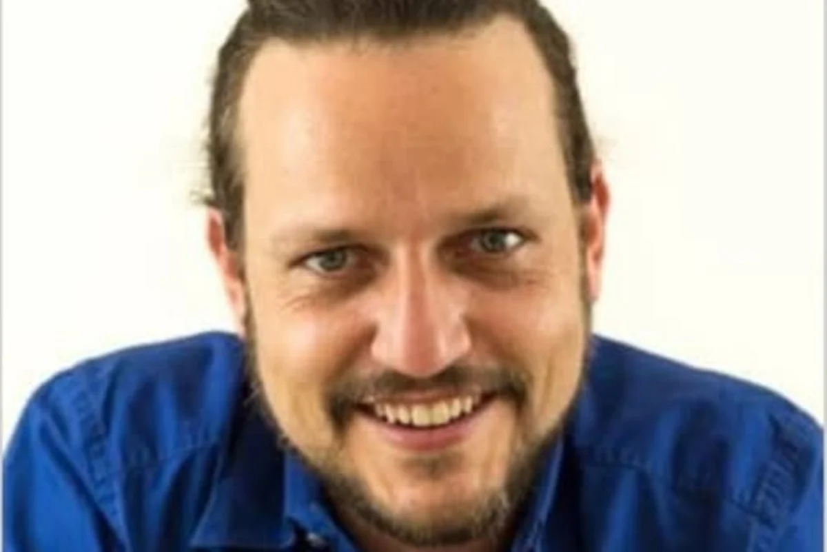 Ator Edward Boggiss, das séries 'Sandy e Junior' e 'Floribella', morre aos 49 anos Ator Edward Boggiss, das séries ‘Sandy e Junior’ e ‘Floribella’, morre aos 49 anos