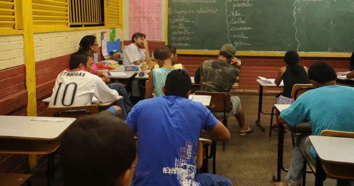Estudo revela que 64 milhões de brasileiros não concluíram ensino básico Estudo revela que 64 milhões de brasileiros não concluíram ensino básico