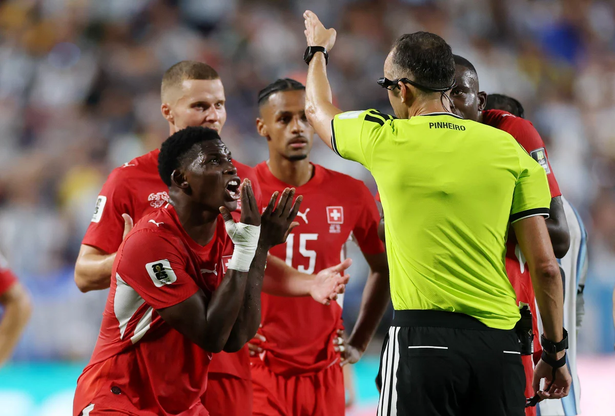 Embolo simula falta, é expulso pelo VAR e chora em jogo contra a Argentina Embolo simula falta, é expulso pelo VAR e chora em jogo contra a Argentina