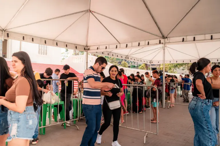 Para garantir acesso aos shows, o público deve entregar dois quilos de alimentos não perecíveis por ingresso.