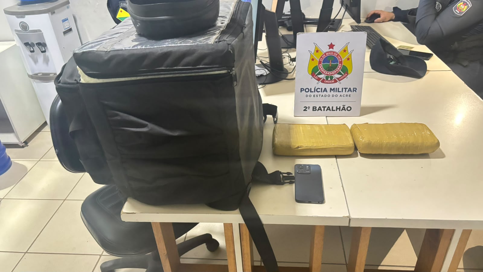 Entregador é preso com 2 kg de skank escondidos em mochila de entregas Entregador é preso com 2 kg de skank escondidos em mochila de entregas