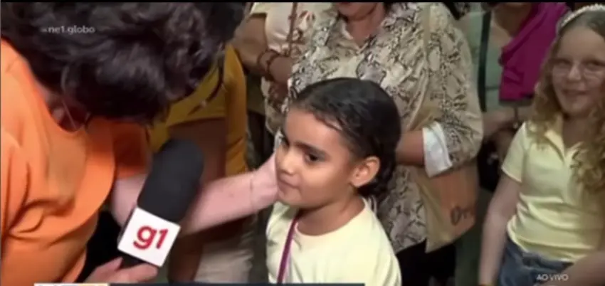 Menina que perdeu a mãe emociona repórter durante entrevista ao vivo