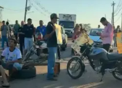 Protesto na AC-10 trava trânsito entre Rio Branco e Porto Acre