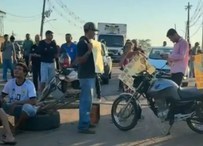 O bloqueio provocou uma longa fila e afetou o tráfego