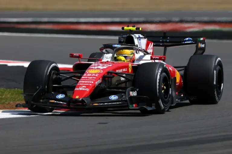 F1: Lewis Hamilton lidera treino livre na Grã-Bretanha; Bortoleto é 12°