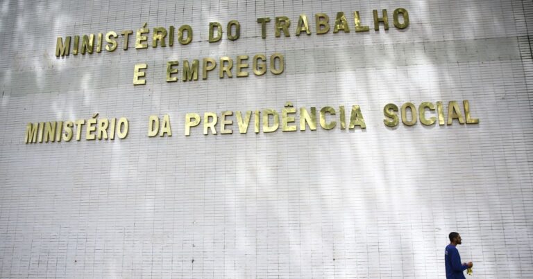 Governo estuda regra automática para teto de juros do consignado do INSS