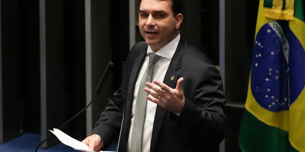 PGR pede que Flávio Bolsonaro seja ouvido por calúnia contra Lula
