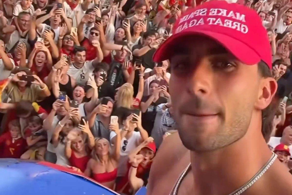 Ferran Torres usa boné em referência a slogan de Donald Trump em festa do título