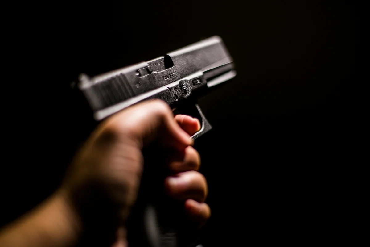 Mulher que atirou na cabeça do marido é solta após pagar fiança de R$ 3 mil