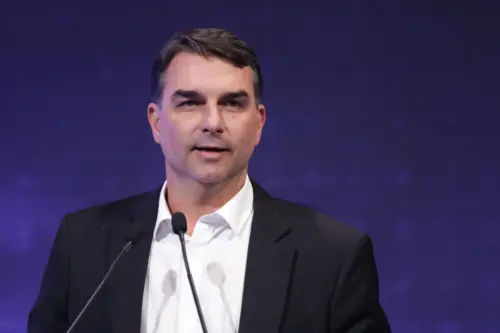 Flávio Bolsonaro anuncia quem apoiará ao Senado no Acre