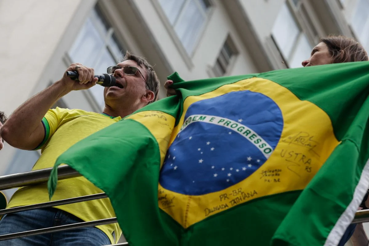 Flávio Bolsonaro diz que subirá rampa do Planalto com anistiados do 8/1 se for eleito