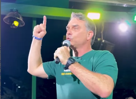 Flávio Bolsonaro promete voucher para creches e microcrédito a mulheres