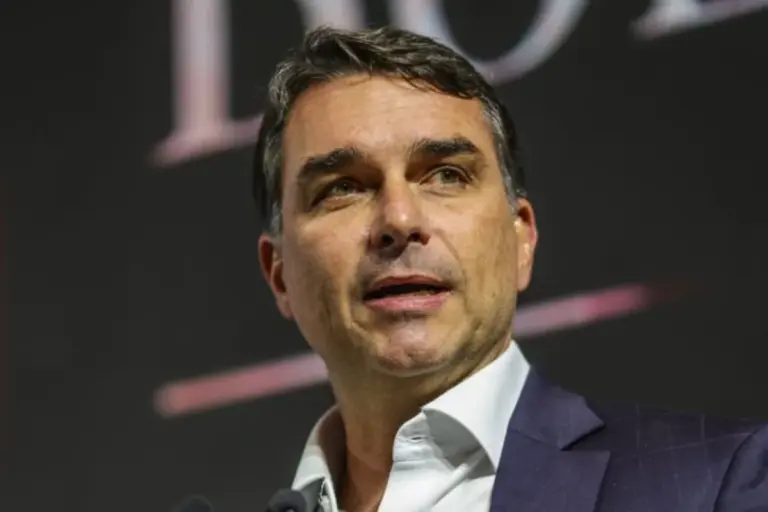 Nos EUA, Flávio Bolsonaro aciona agência contra Lula e tenta travar taxa de 25%
